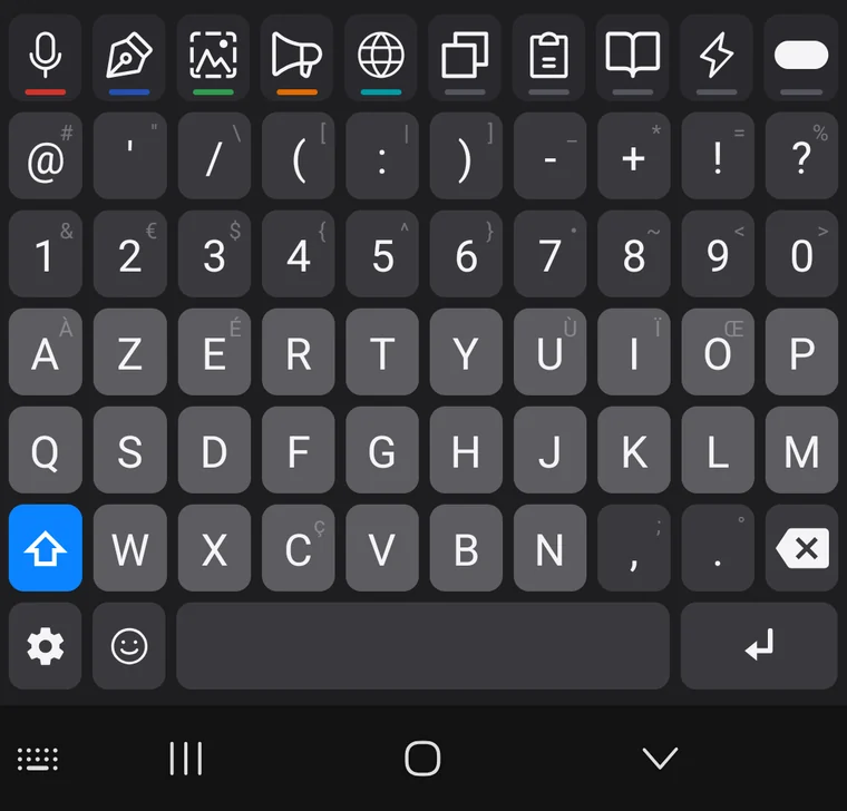 Clavier La Touche Carré sur Android, au repos : la rangée du haut affiche dix touches — dicter, corriger, capturer, demander, traduire, copier, coller, dictionnaire, raccourcis, bascule — chacune soulignée d'un trait, de couleur pour les cinq qui appellent une IA, gris pour les cinq outils.
